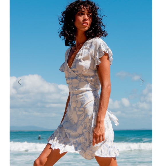 Billabong Dresses & Skirts - NWT Billabong Wrap and Roll Dress
